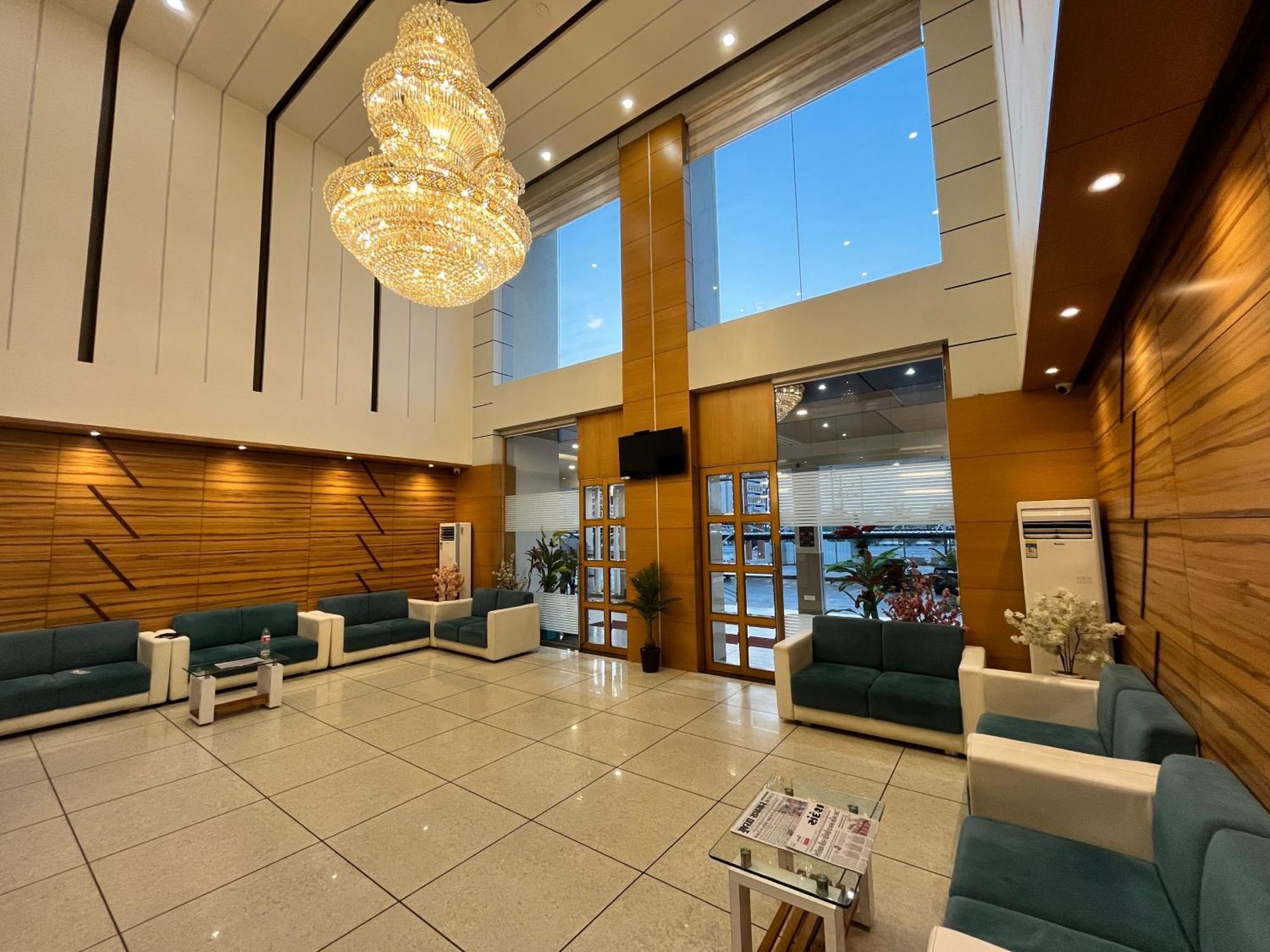 Hotel Grand Darshan Вадодара Екстериор снимка