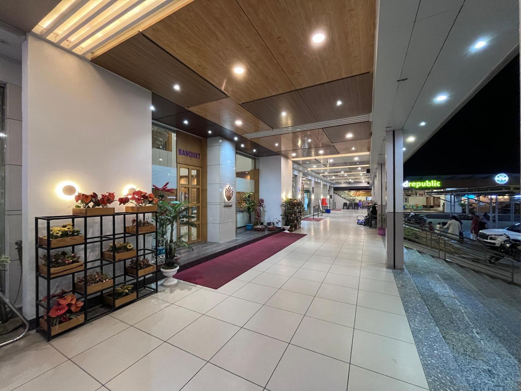 Hotel Grand Darshan Вадодара Екстериор снимка
