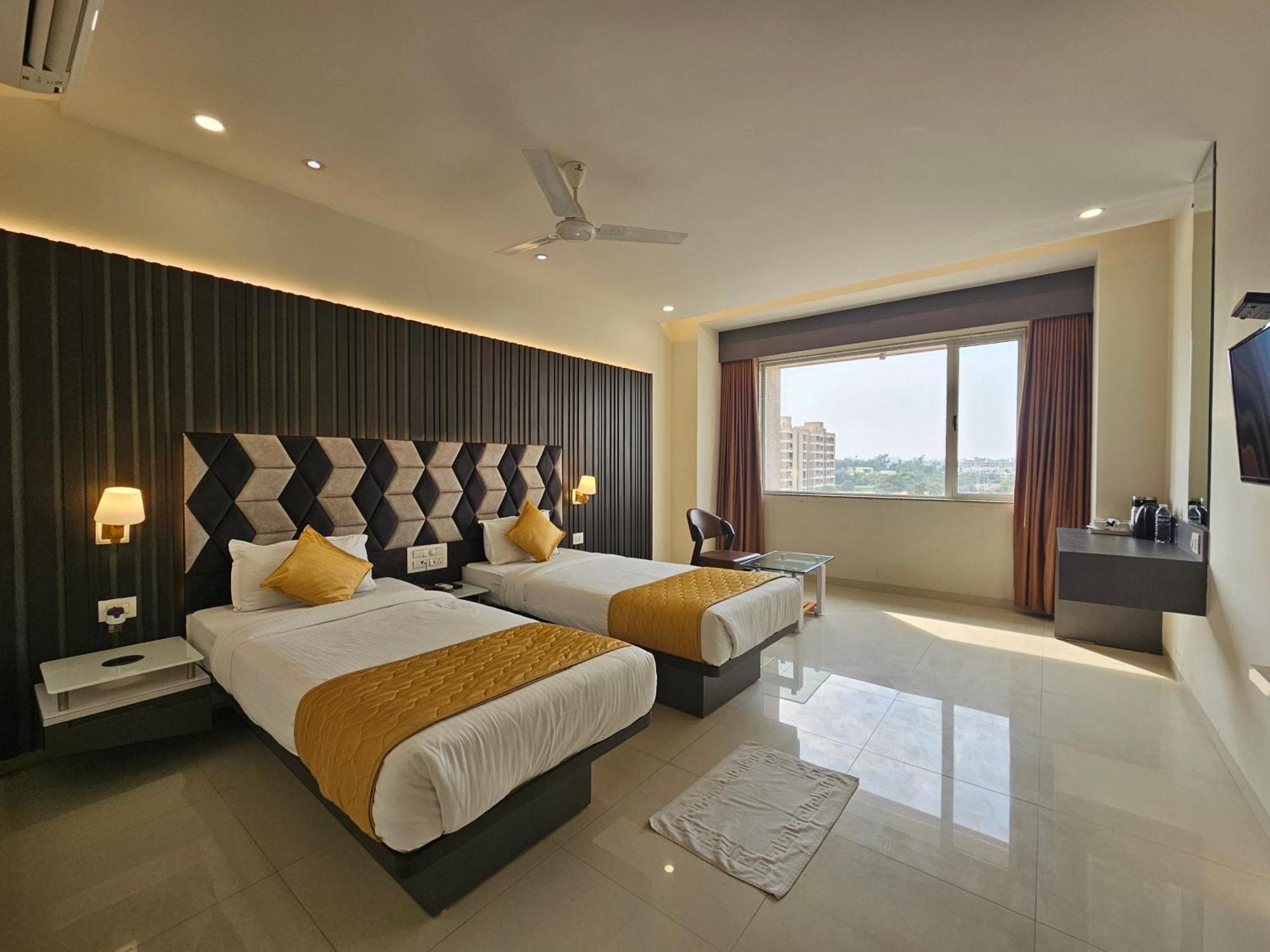Hotel Grand Darshan Вадодара Екстериор снимка