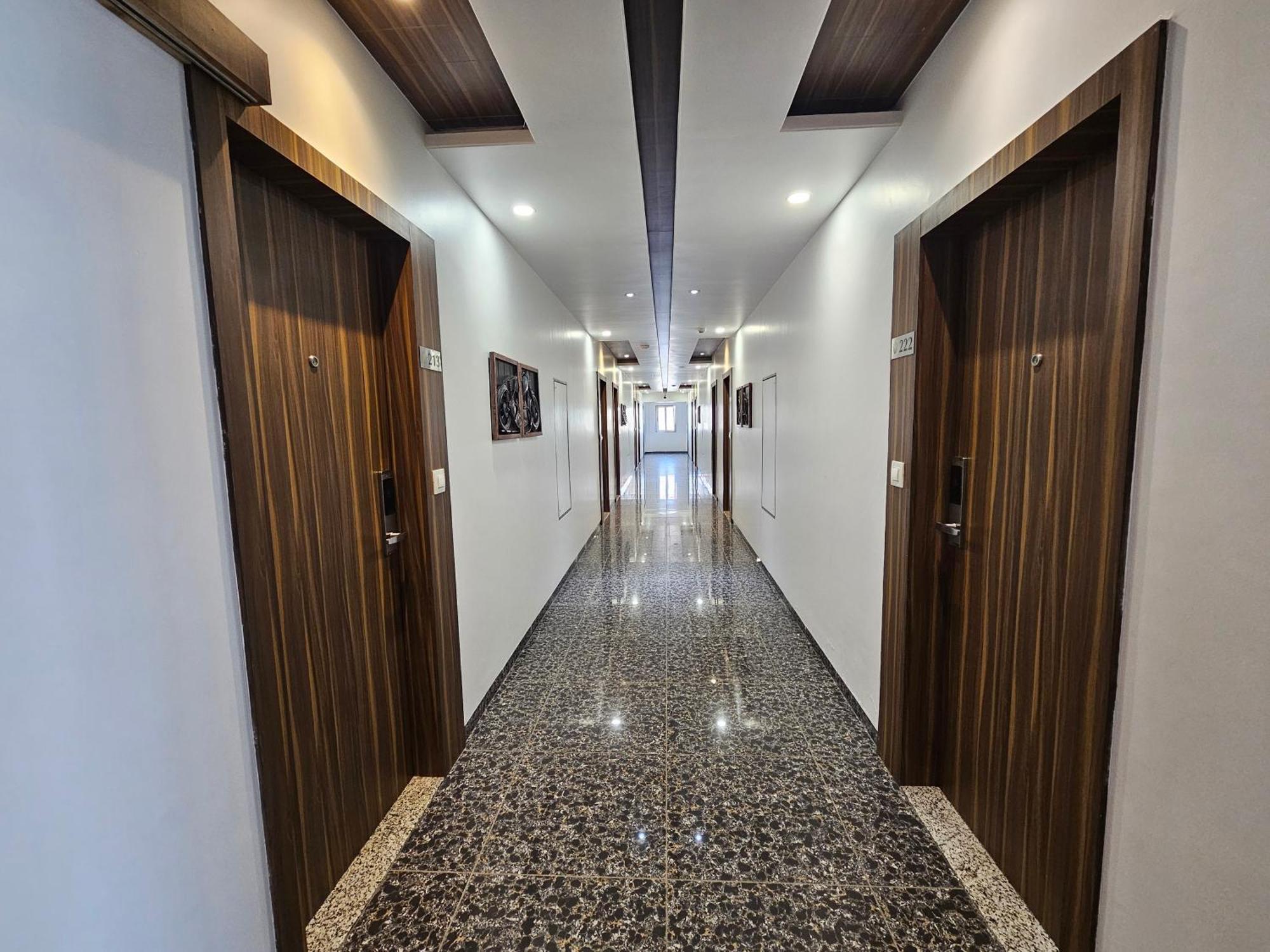 Hotel Grand Darshan Вадодара Екстериор снимка