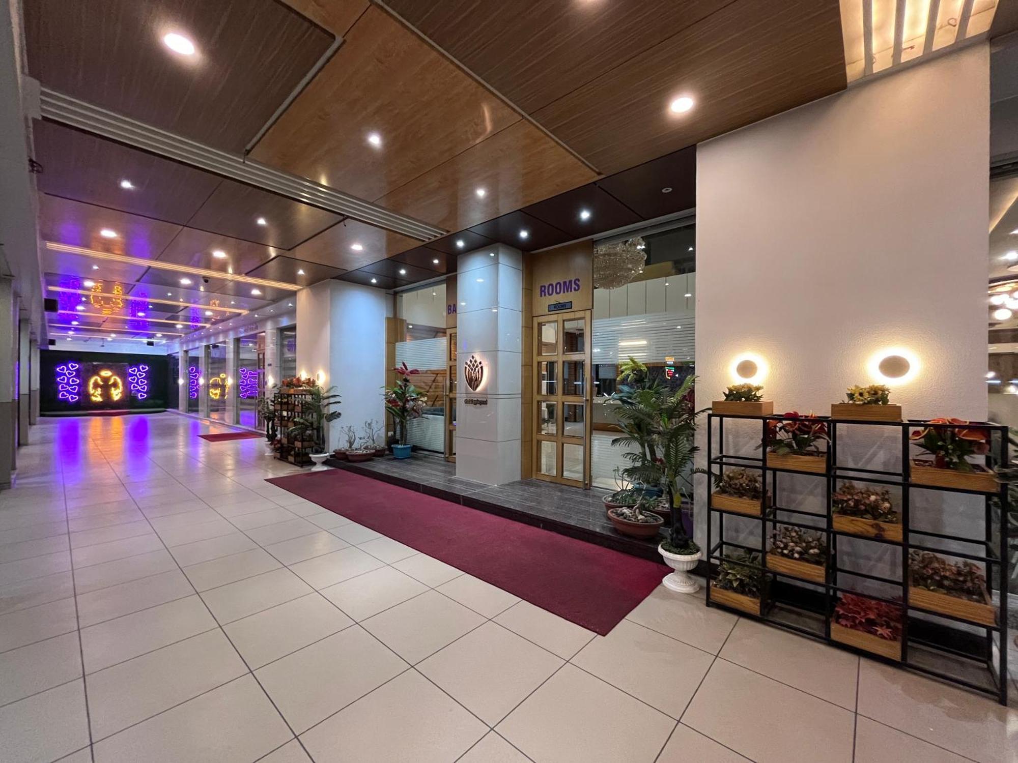 Hotel Grand Darshan Вадодара Екстериор снимка