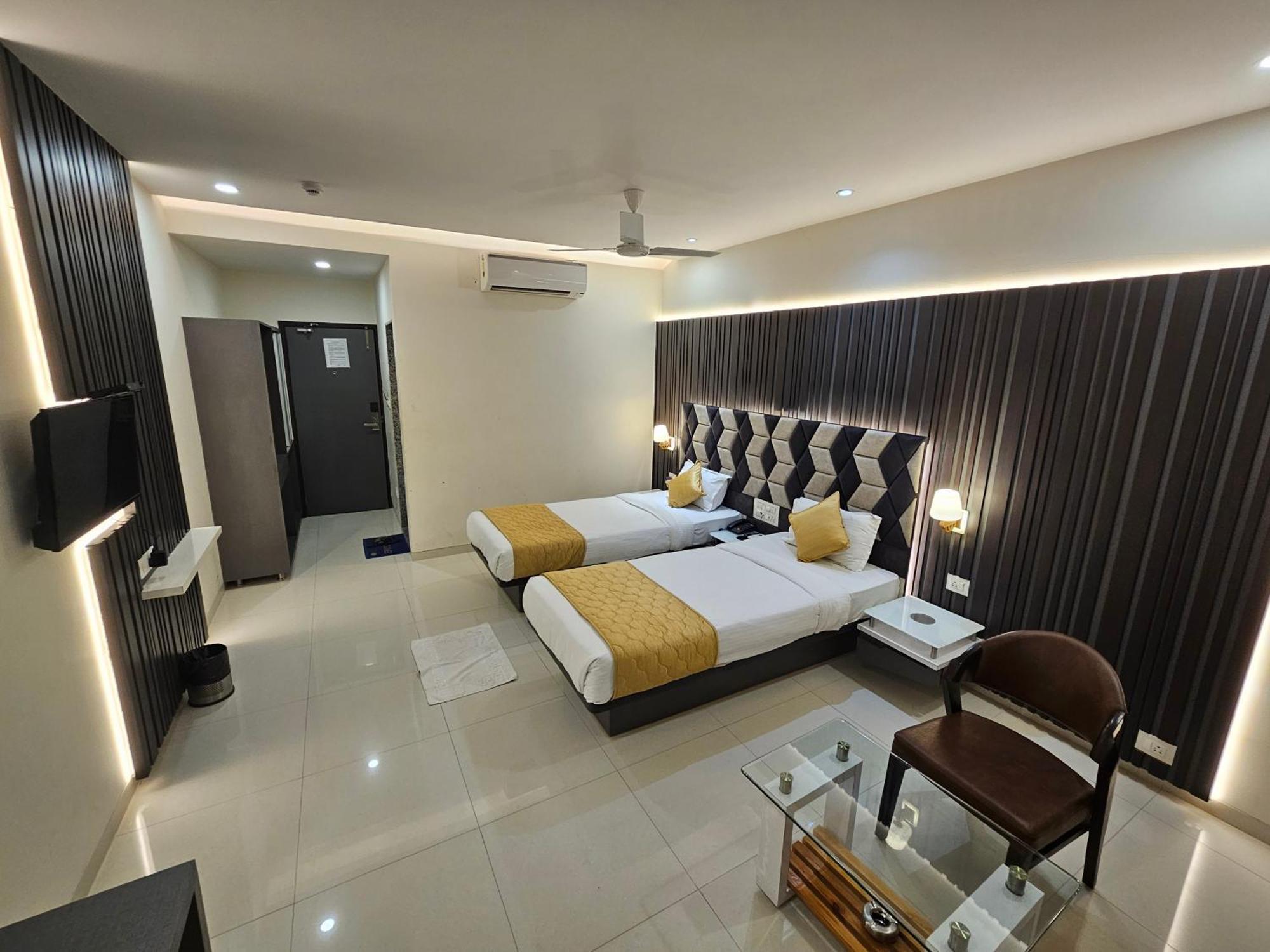 Hotel Grand Darshan Вадодара Екстериор снимка