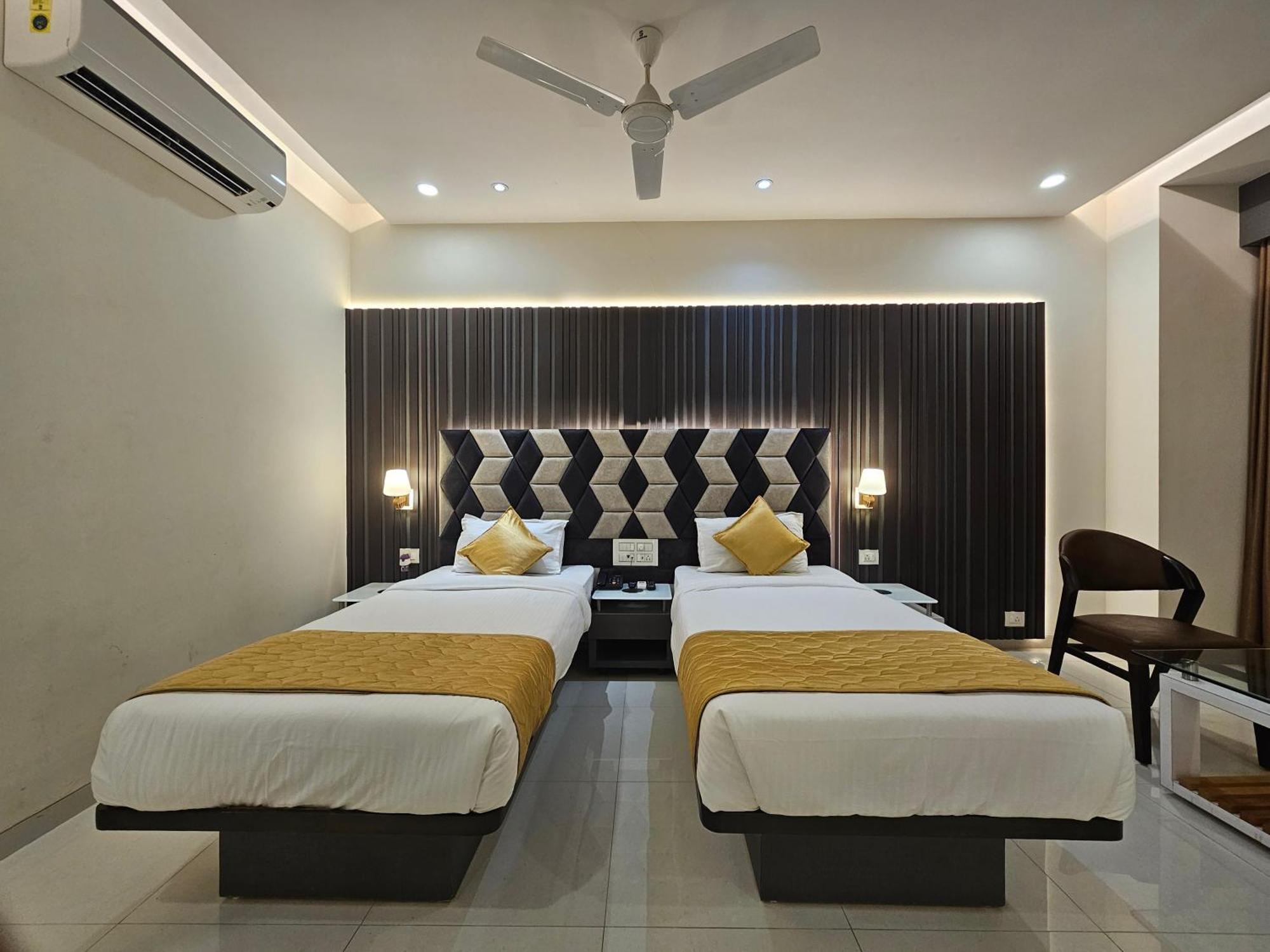 Hotel Grand Darshan Вадодара Екстериор снимка