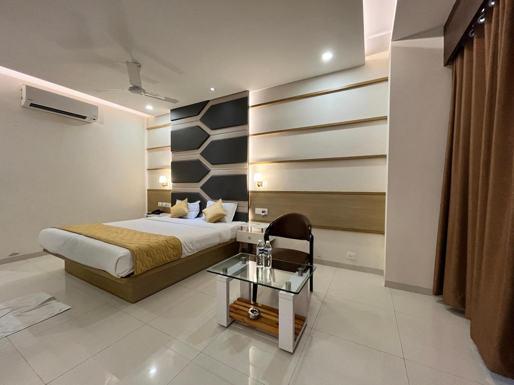 Hotel Grand Darshan Вадодара Екстериор снимка