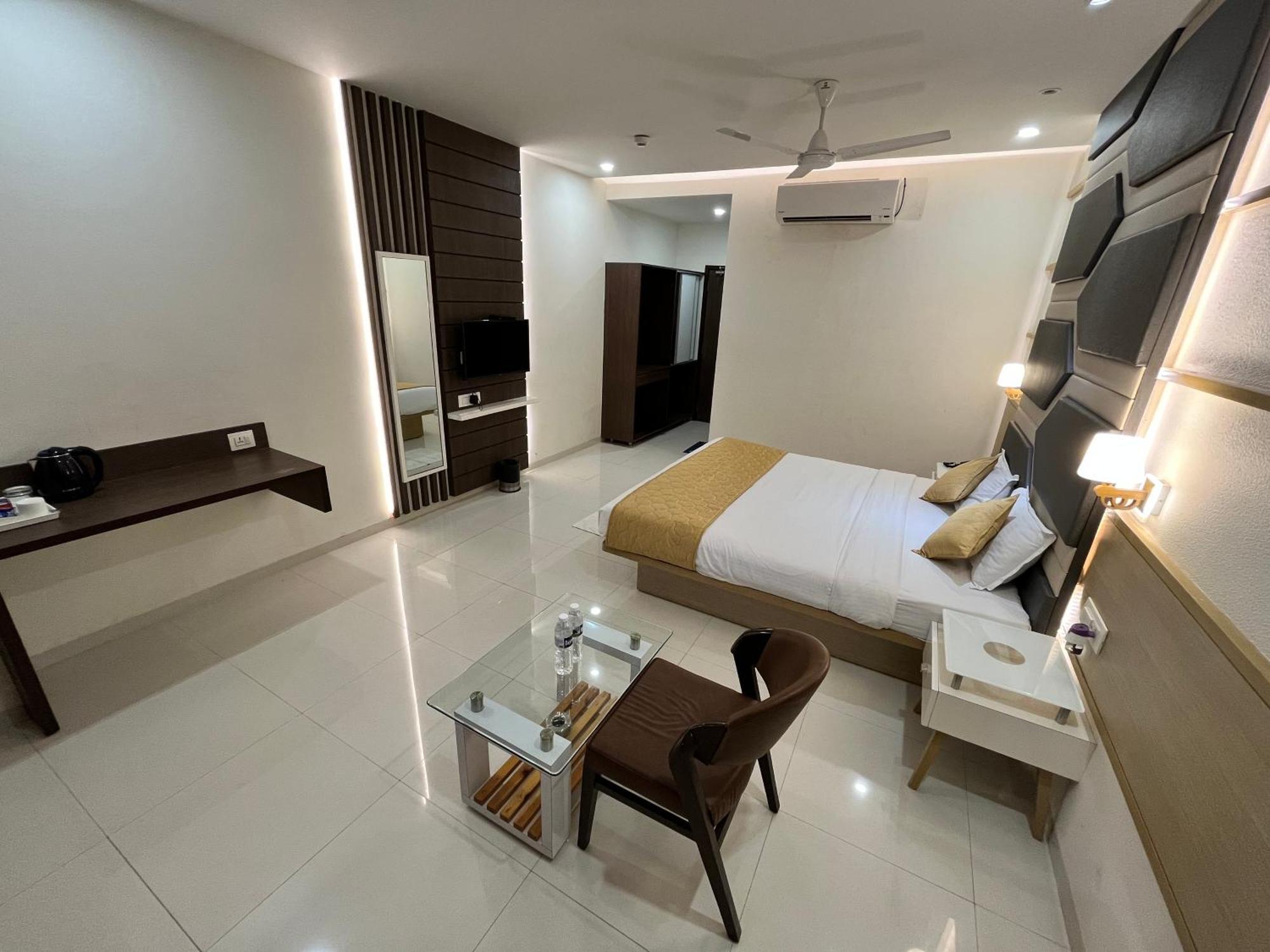 Hotel Grand Darshan Вадодара Екстериор снимка