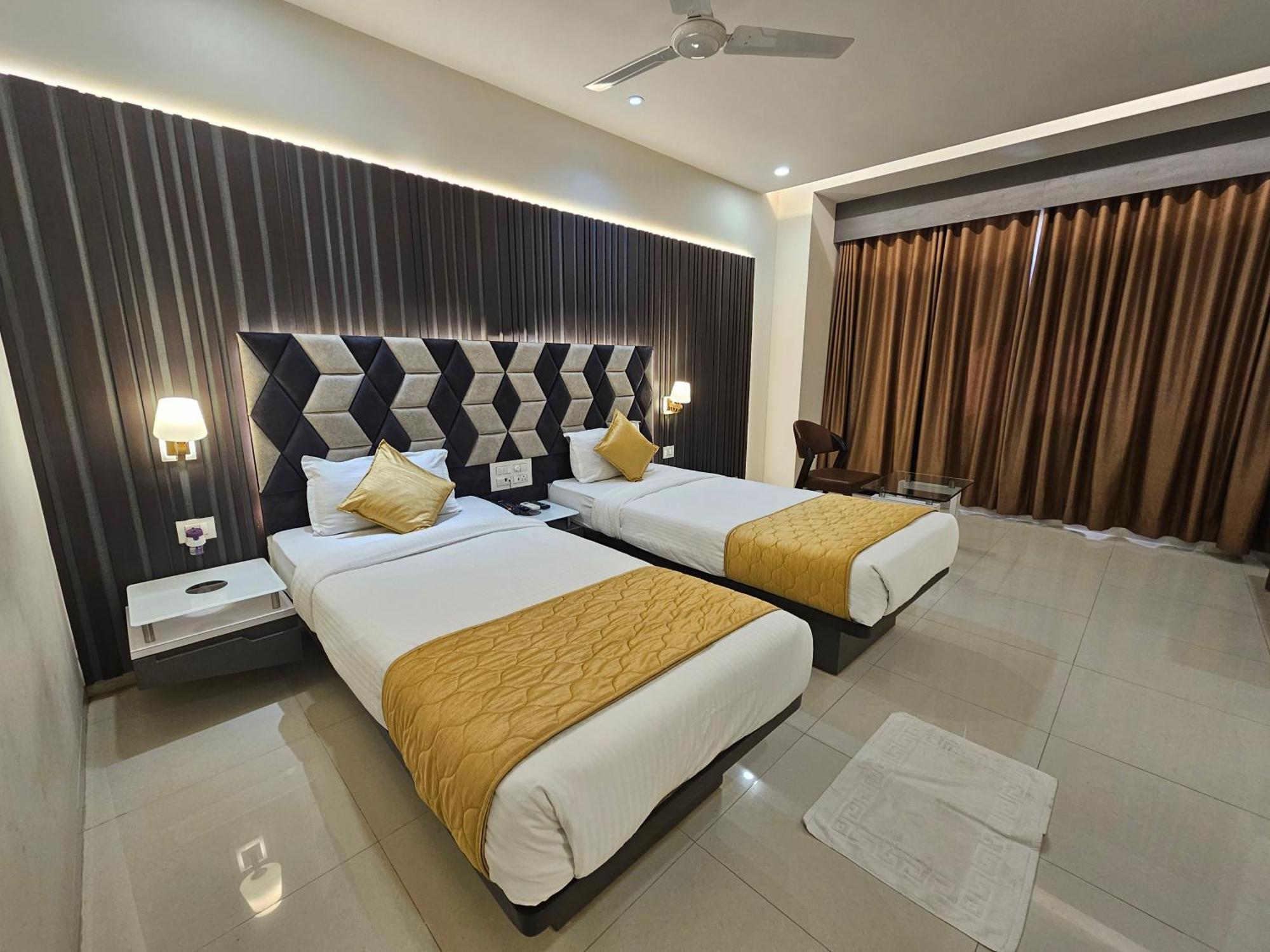 Hotel Grand Darshan Вадодара Екстериор снимка