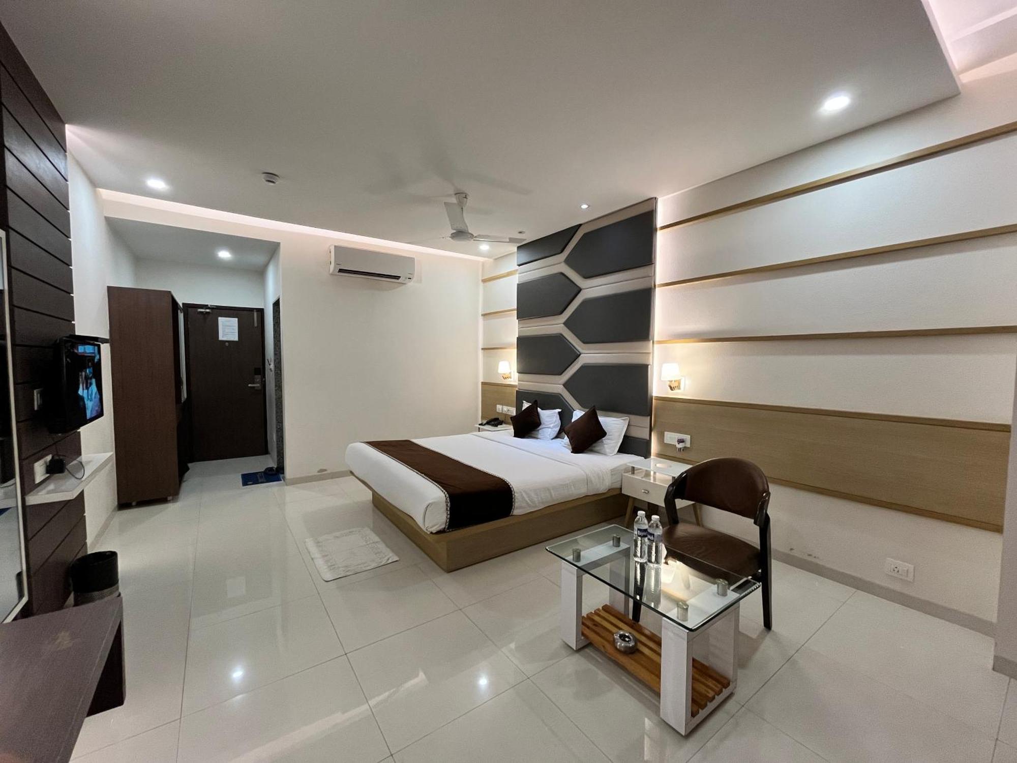Hotel Grand Darshan Вадодара Екстериор снимка