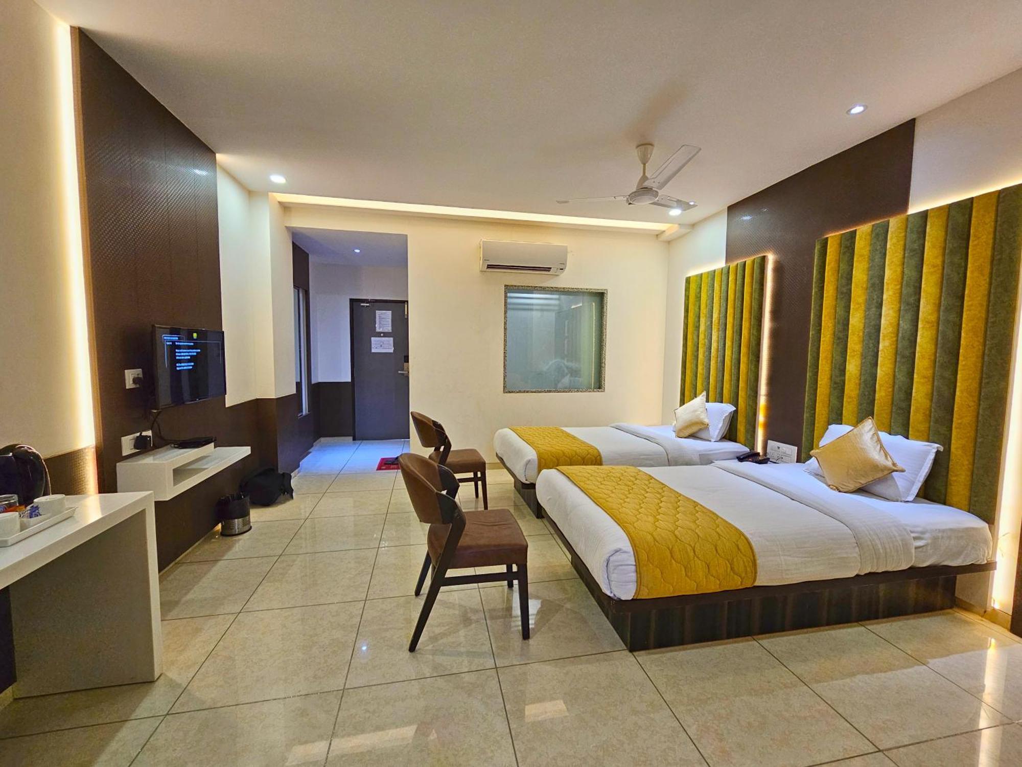 Hotel Grand Darshan Вадодара Екстериор снимка