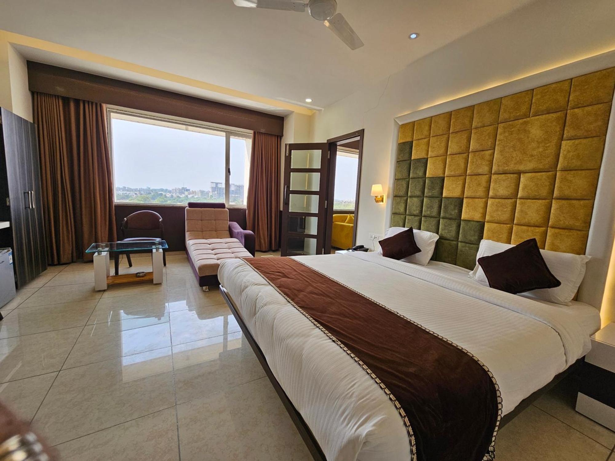 Hotel Grand Darshan Вадодара Екстериор снимка