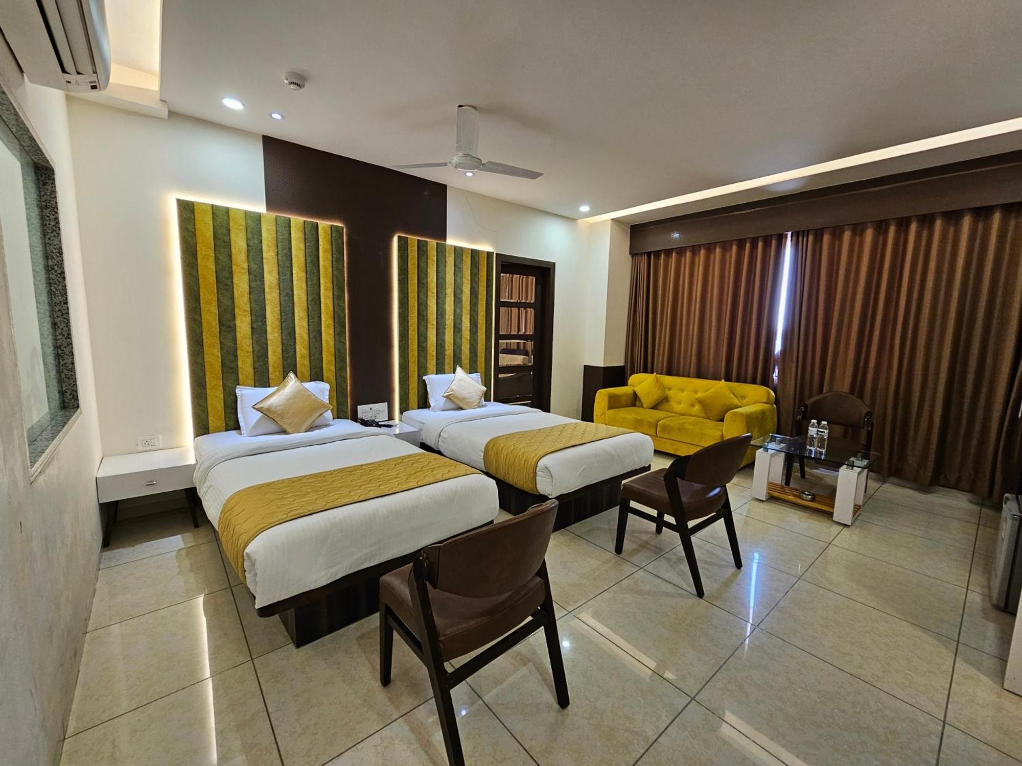 Hotel Grand Darshan Вадодара Екстериор снимка