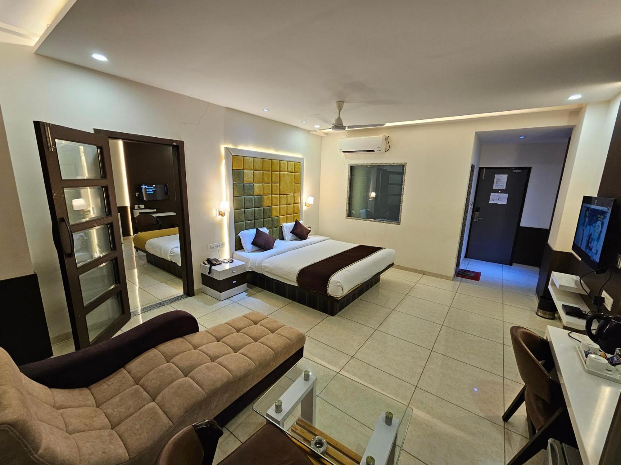 Hotel Grand Darshan Вадодара Екстериор снимка