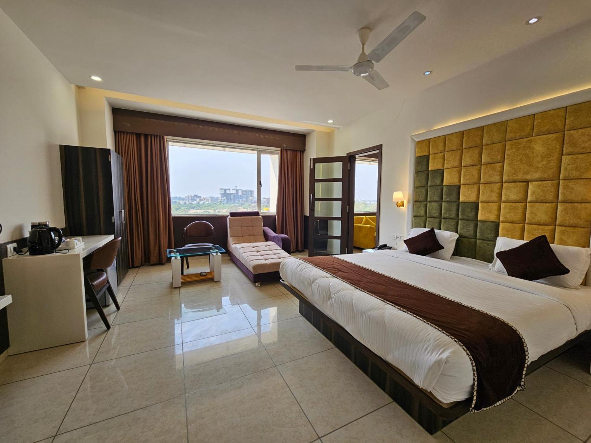 Hotel Grand Darshan Вадодара Екстериор снимка