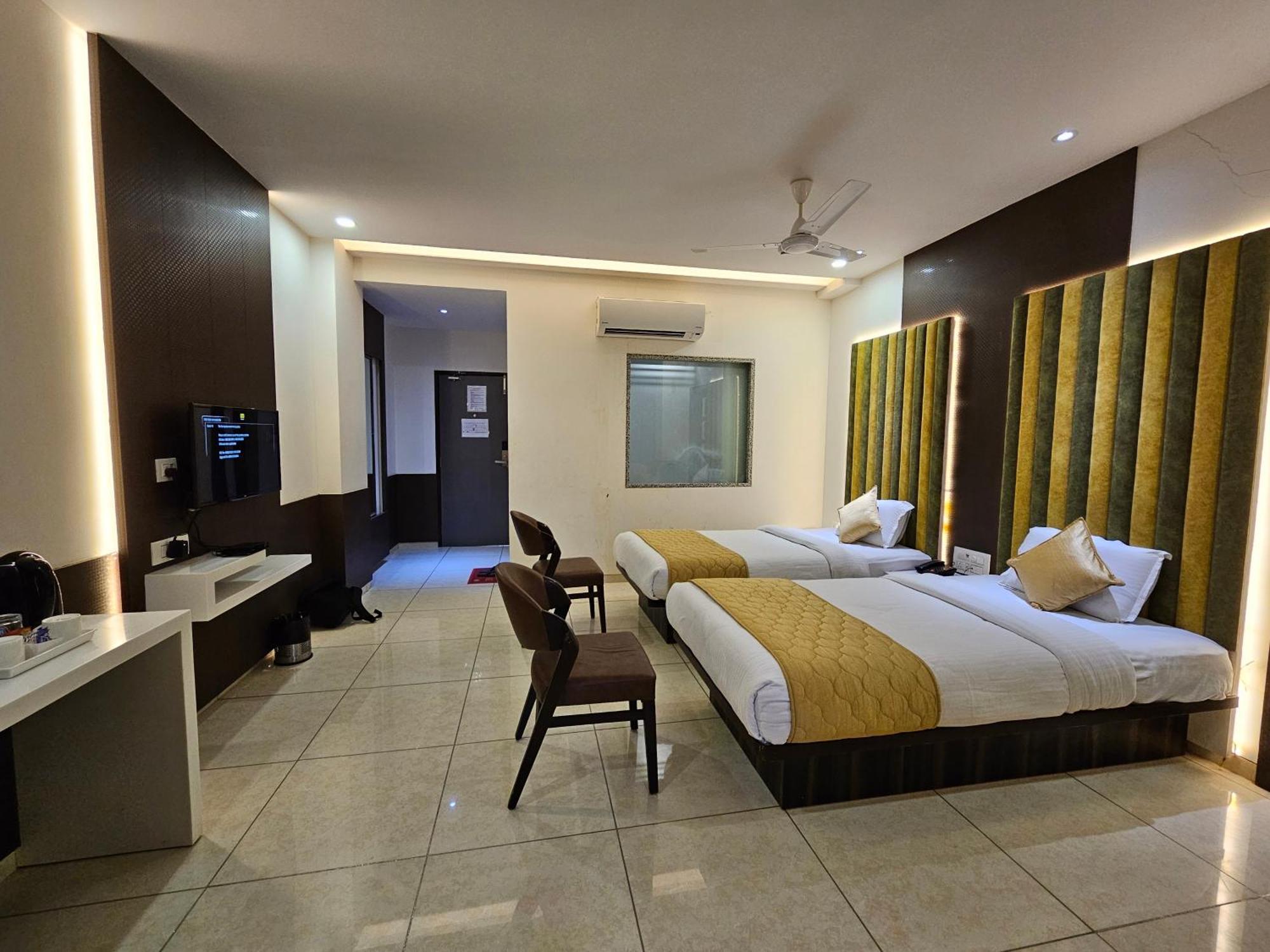 Hotel Grand Darshan Вадодара Екстериор снимка