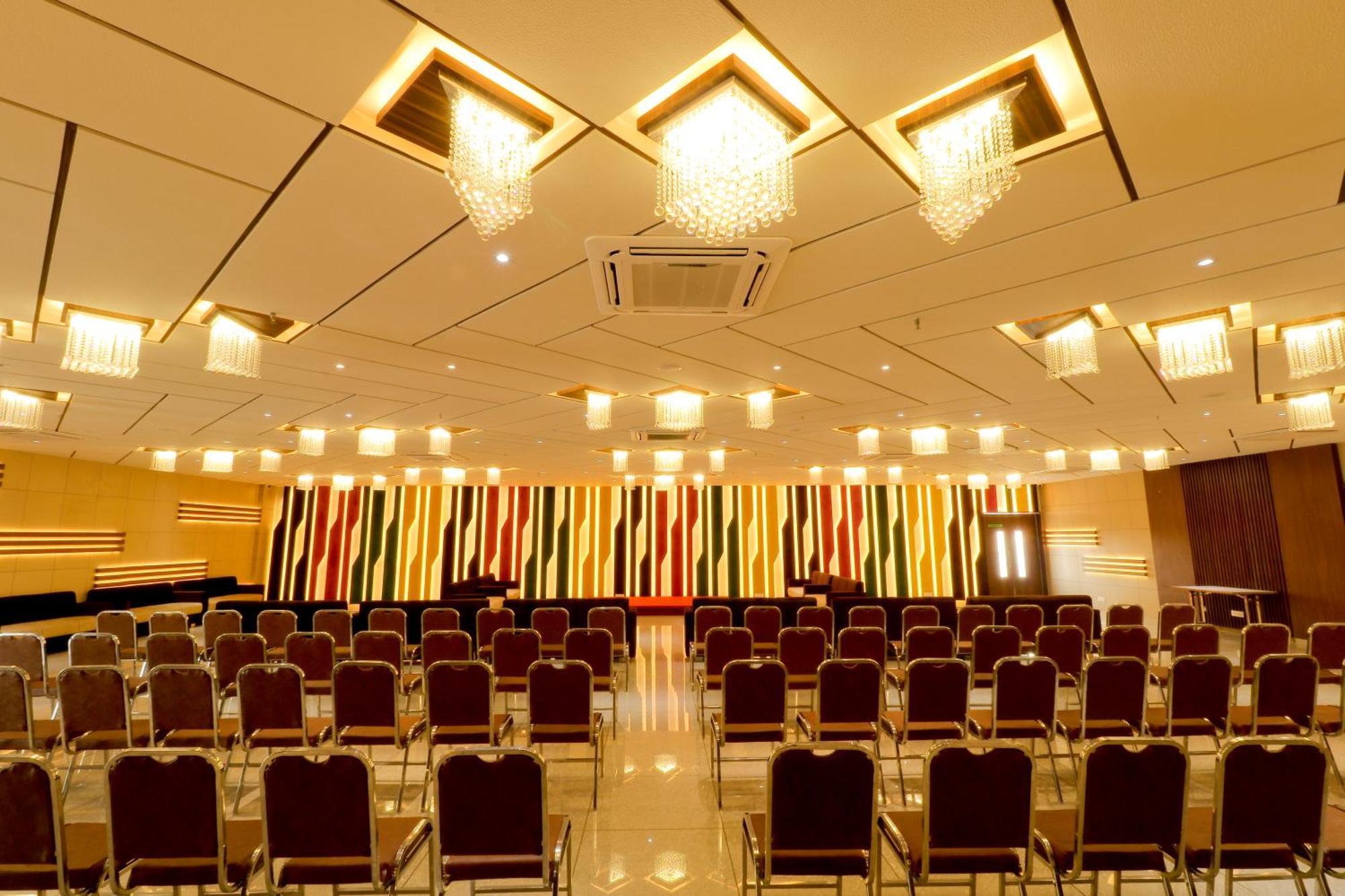 Hotel Grand Darshan Вадодара Екстериор снимка